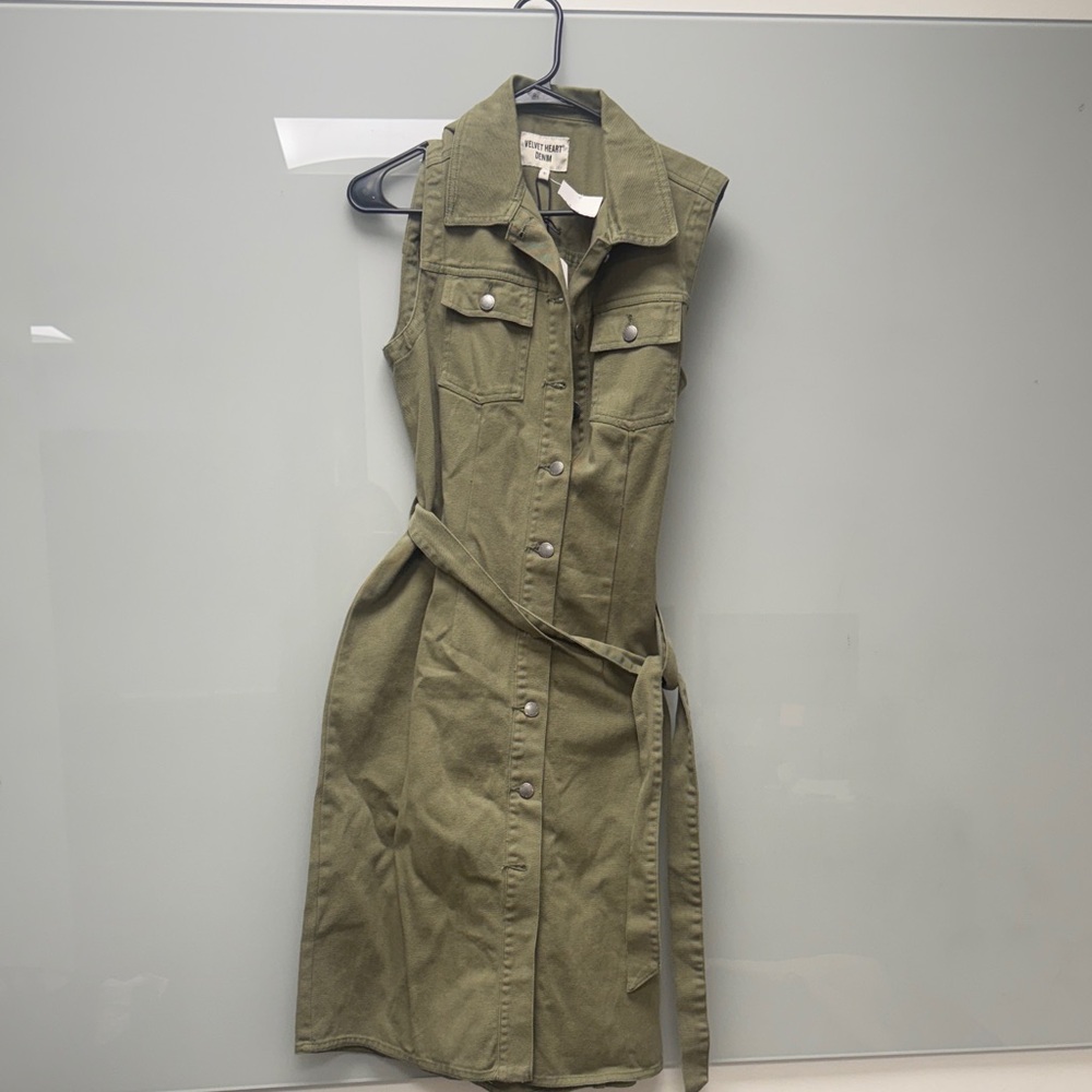 Velvet Heart Olive Green Sleeveless Button-Front Midi Dress